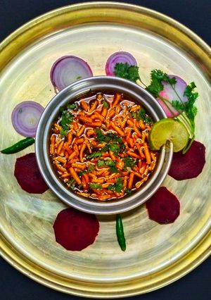 शेवभाजी (sev bhaji recipe in marathi) रेसिपी चे मुख्य फोटो 