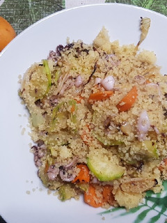 Una foto de Cuscús con calamares y verdura