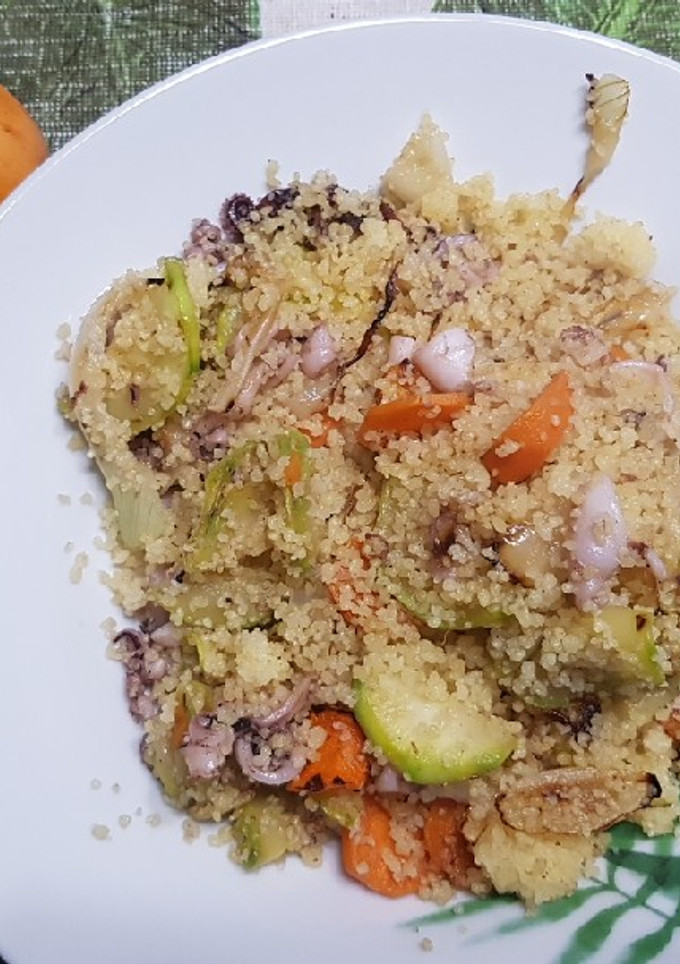 Una foto de Cuscús con calamares y verdura
