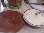 Una foto de pan de pita con carne
