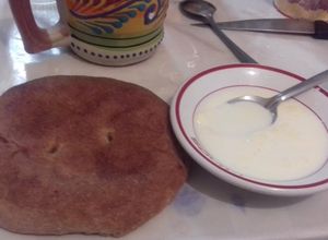 Una foto de Doradita con nata, pan pita dulce dorado