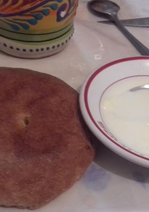 Una foto de Doradita con nata, pan pita dulce dorado