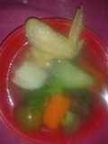 Caldo de pollo con tomate verde y brócoli