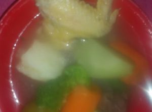 Una foto de Caldo de pollo con tomate verde y brócoli