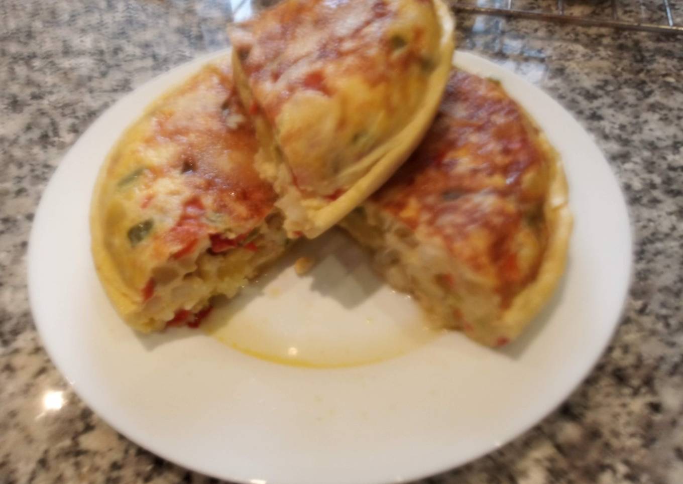 Tortilla de patatas, bacalao y pimientos