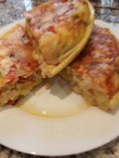 Una foto de Tortilla de patatas, bacalao y pimientos