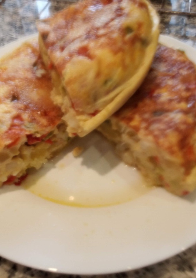 Una foto de Tortilla de patatas, bacalao y pimientos