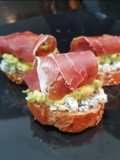 Una foto de Aperitivo de ibérico, queso azul y aguacate