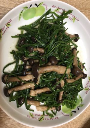 水蓮炒菇菇 的食譜成品照片