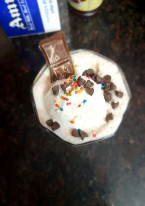टेम्पटेशन आइस क्रीम मिल्क शेक (ice cream milkshake recipe in hindi) रेसिपी मुख्य फोटो