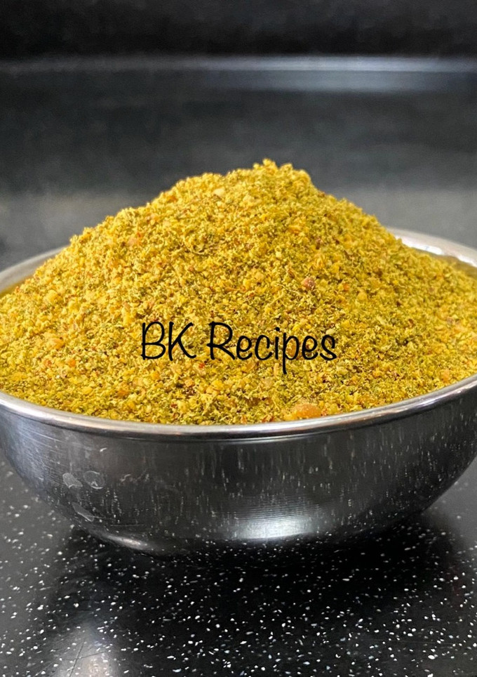 மருத்துவ குணமிக்க கருவேப்பிலை பொடி (maruthuva kunamikka karuvepillai podi recipe in tamil) செய்முறை முக்கிய புகைப்படம்