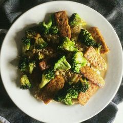 A picture of Bulgur with tempeh and broccoli.