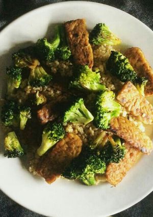 A picture of Bulgur with tempeh and broccoli.