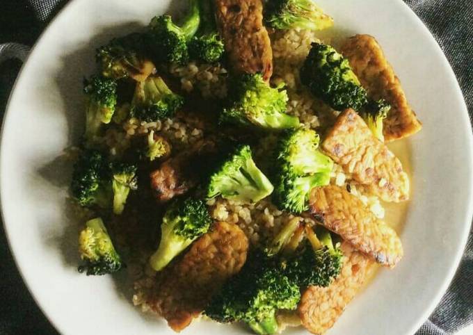 Recipe of Homemade Bulgur with tempeh and broccoli