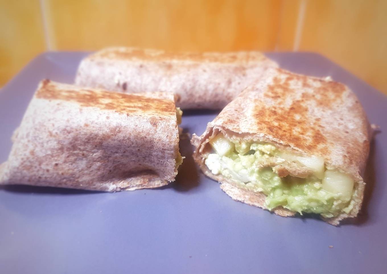 Wrap de pollo con aguacate y huevo