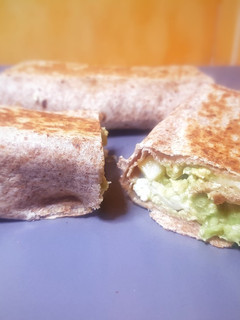 Una foto de Wrap de pollo con aguacate y huevo
