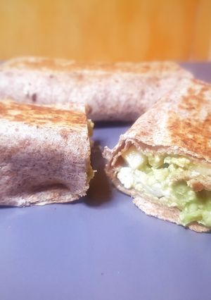 Una foto de Wrap de pollo con aguacate y huevo