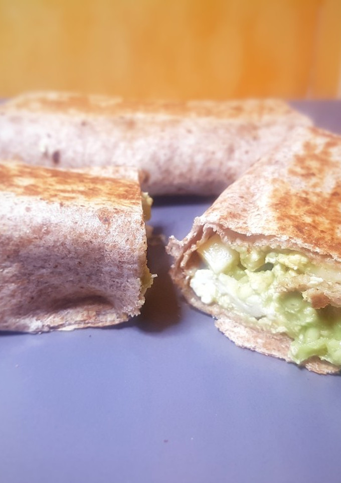 Una foto de Wrap de pollo con aguacate y huevo