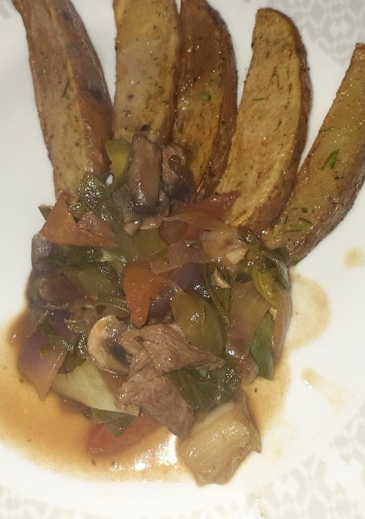 Una foto de Lomo Saltado con Papas Rústicas Reinventado