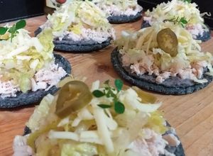 Una foto de Sopes de pollo con maseca azul