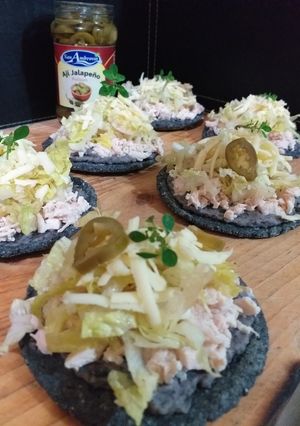 Una foto de Sopes de pollo con maseca azul