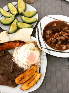 Una foto de Bandeja paisa (Colombia)