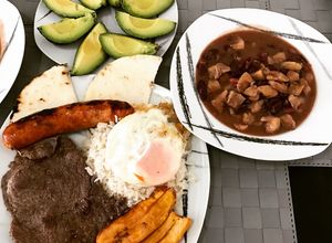 Foto principal de Bandeja paisa (Colombia)