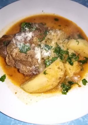 Una foto de Osobuco con papas🍖🍪🍽🍷
