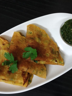બેસન ચીલા (Besan Chila recipe in gujarati) રેસીપી મુખ્ય ફોટો