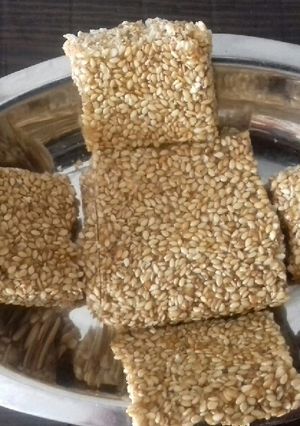 ચીક્કી (Chikki Recipe In Gujarati) રેસીપી મુખ્ય ફોટો