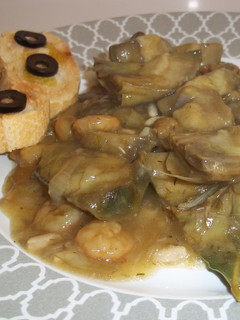 Una foto de Alcachofas con gambas peladas y piñones
