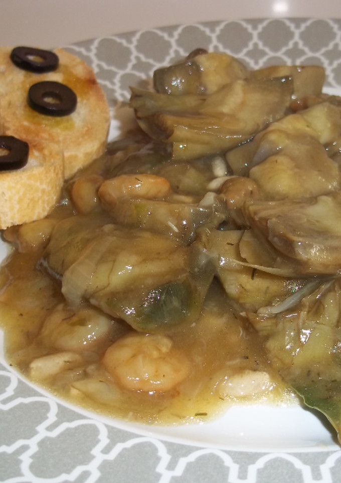Una foto de Alcachofas con gambas peladas y piñones