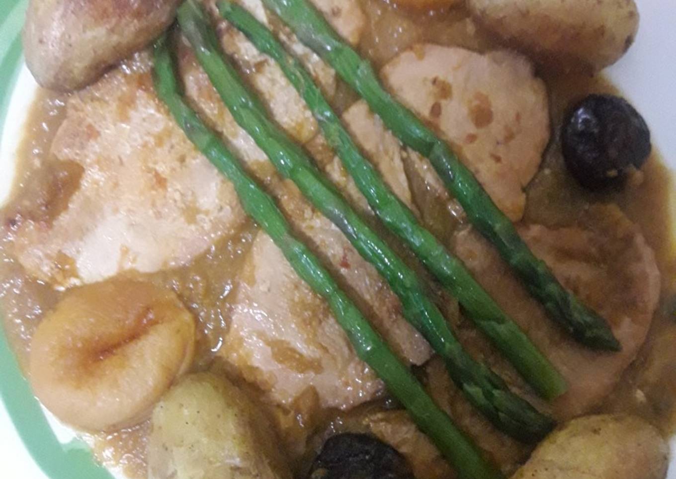 Filetes de pavo en salsa de sofrito con guarnición