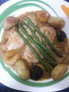 Una foto de Filetes de pavo en salsa de sofrito con guarnición