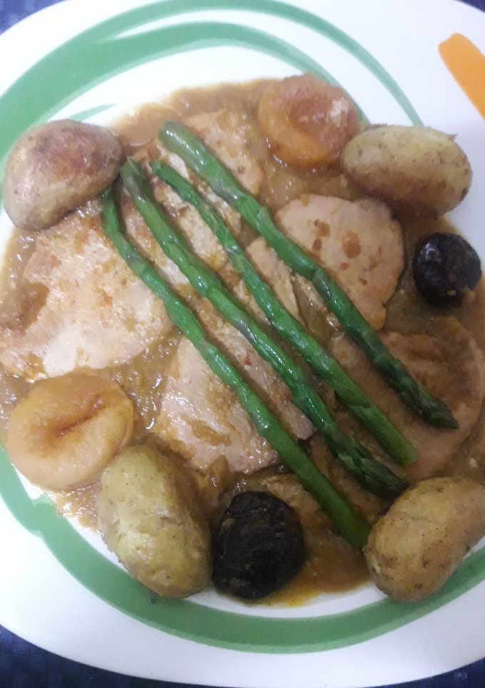 Una foto de Filetes de pavo en salsa de sofrito con guarnición