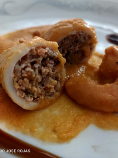Una foto de Calamares rellenos con salsa de langostinos