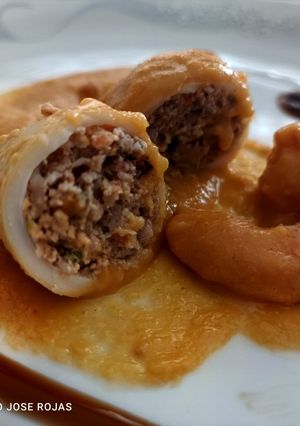 Una foto de Calamares rellenos con salsa de langostinos