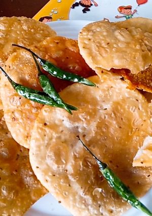 बेसन की इंस्टेंट कचौड़ी (Besan ki instant kachori recipe in Hindi) रेसिपी मुख्य फोटो
