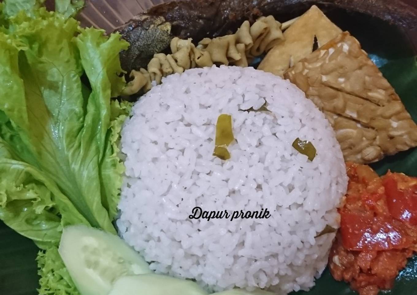 Nasi dengan daun jeruk