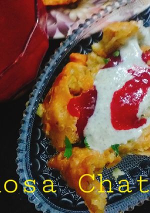A picture of Samosa Chat with Laal chutni.