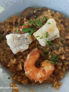 Una foto de Arroz cremoso de setas, con rape y langostinos crujientes 😘😘, aromatizado con salsa de trufas