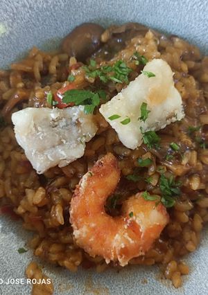 Una foto de Arroz cremoso de setas, con rape y langostinos crujientes 😘😘, aromatizado con salsa de trufas
