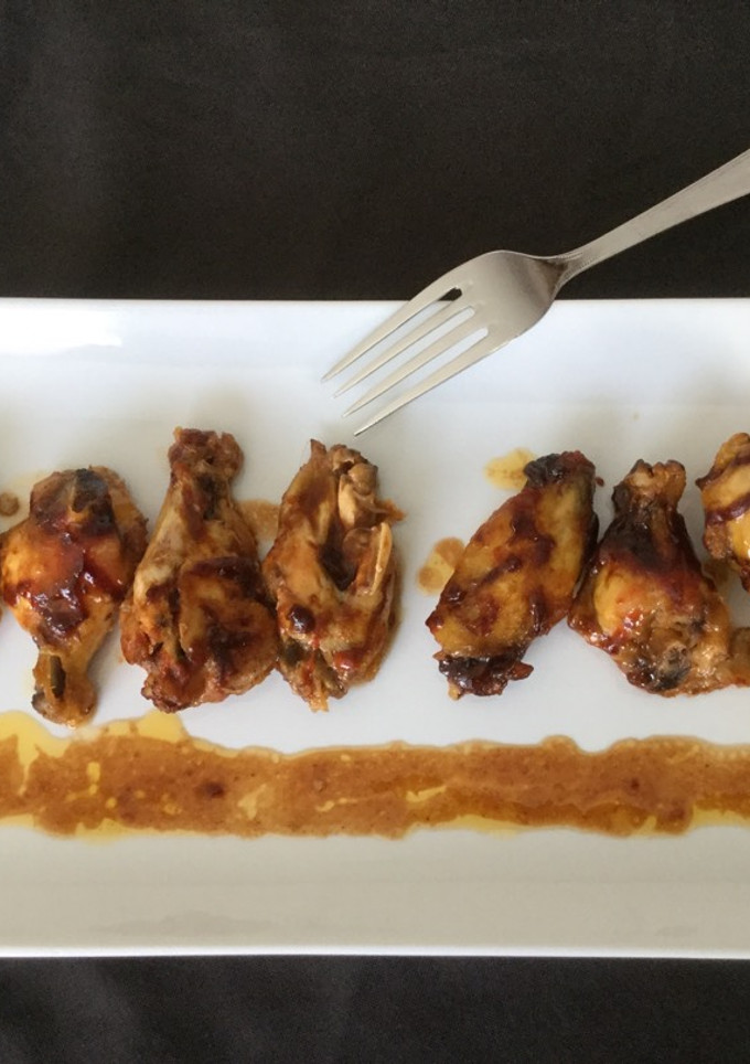 Una foto de Alitas de pollo en salsa barbacoa en olla lenta