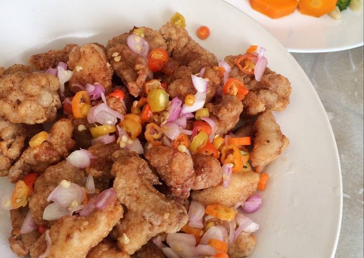 Bagaimana Menyiapkan Crispy Chicken with Sambal Matah and Boiled Vegetables Anti Gagal
