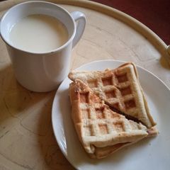 A picture of Toast n fresh milk.