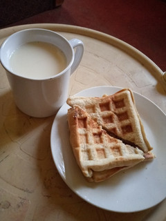 A picture of Toast n fresh milk.