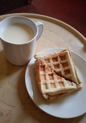 A picture of Toast n fresh milk.
