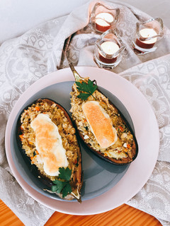 Una foto de Berenjenas rellenas de quinoa y pollo