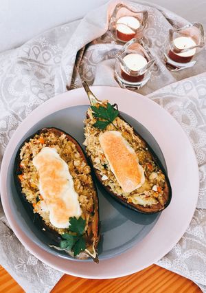 Una foto de Berenjenas rellenas de quinoa y pollo