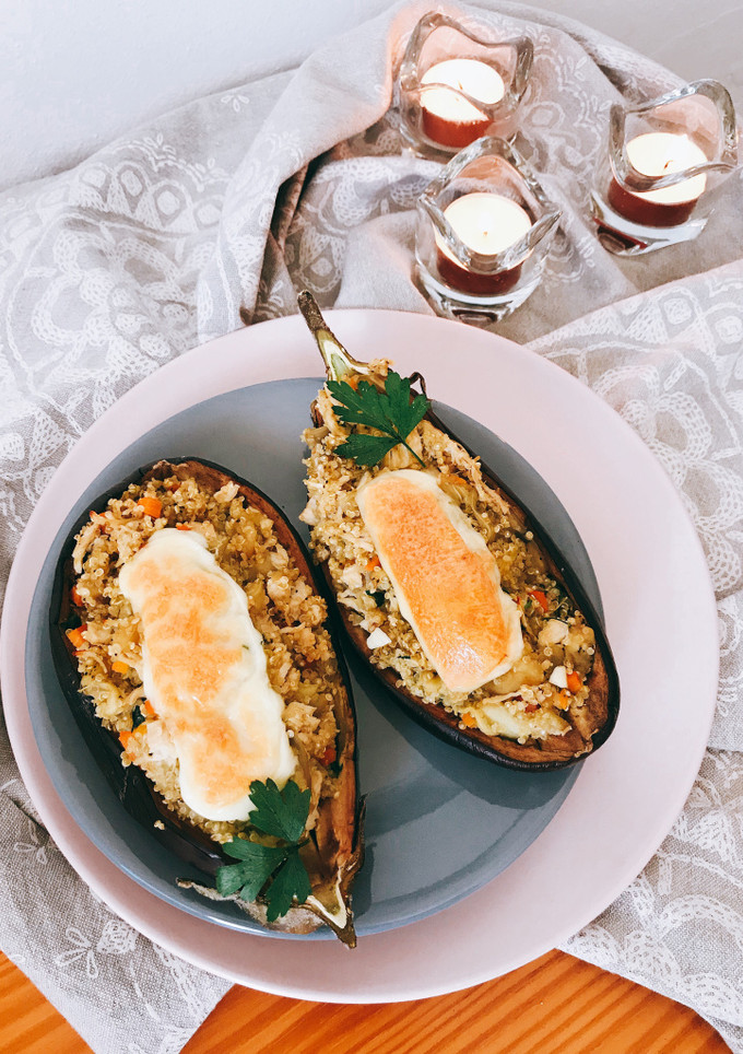 Una foto de Berenjenas rellenas de quinoa y pollo